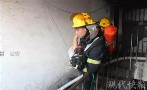 △消防员在现场救灾图片来源:无锡消防官微