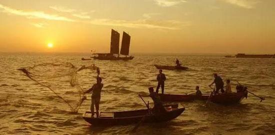 这家扎根南京12年的小鱼锅贴,天天门外都排长