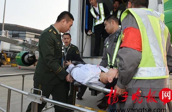 女子游玩巴厘岛时摔骨折 南京边检助她回国救