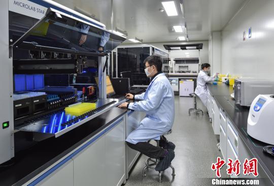 未来,南京江北新区将建成超大规模的基因测序基地,年测序能力达40-50万人次。 陈烨摄