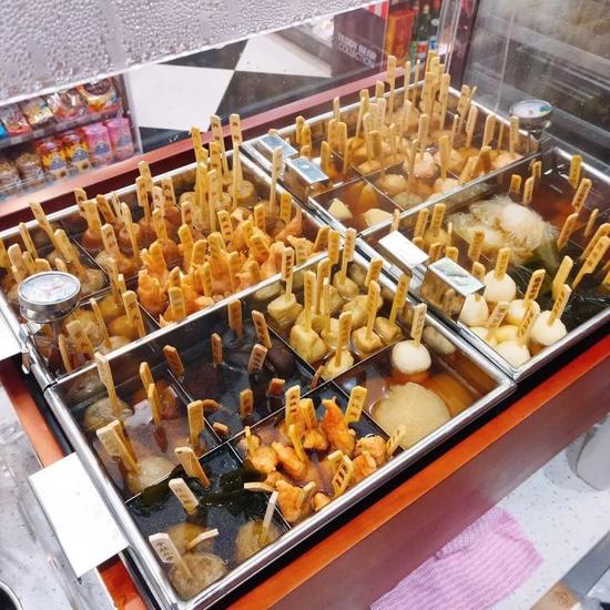 罗森的关东煮,噢不, 熬点,是用 剑鱼的鱼浆制作而成,所以可以 一直