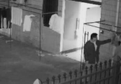 偷闻女士内衣内裤视频_专偷女士内衣内裤的贼(2)
