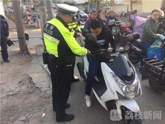 男子骑摩托车涉及多项违法 驾照被注销