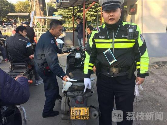 男子骑摩托车涉及多项违法 驾照被注销