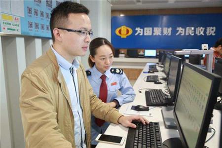 近日,江阴国地税联合办税厅启用。图为纳税人在自助办税区,体验国地税联合自助办税新功能。(吕伟摄)