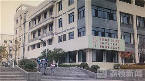 南京市大厂高级中学副校长张鑫告诉记者:“固定行进路线,固定厕所,固定饮水机,如果人数比较多的,送饭,刚才你们也看到了。”