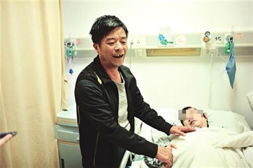 苏州一男子自学护理 2000多天唤醒植物人妻子