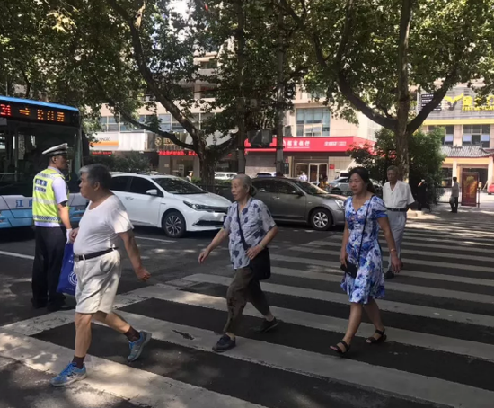斑马线上礼让行人