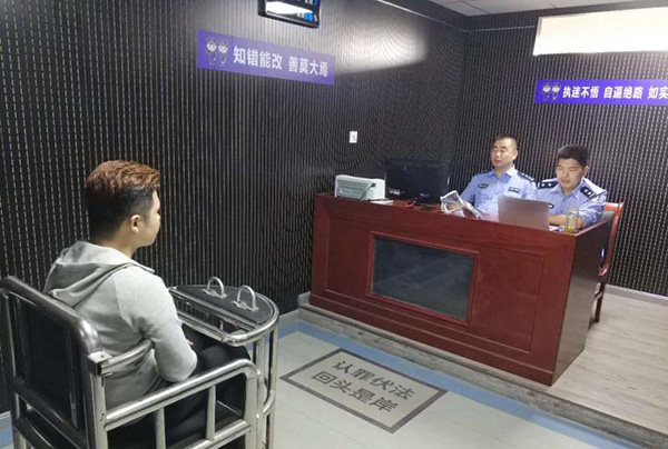 警方打掉高学历网诈团伙：一个炒股群除了受害人都是托