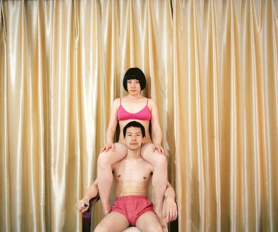 她把男友挂在衣架上拍摄，这对情侣很有趣