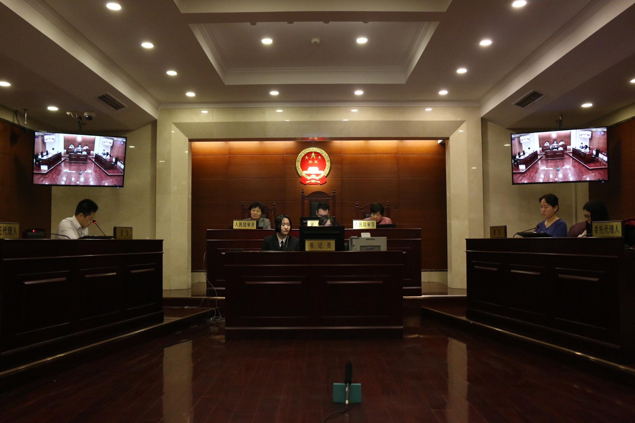 北京万达足球俱乐部有限公司诉18岁足球小将王振澳及其父违约案今上午于朝阳法院开庭。实习生 陈婉婷 摄