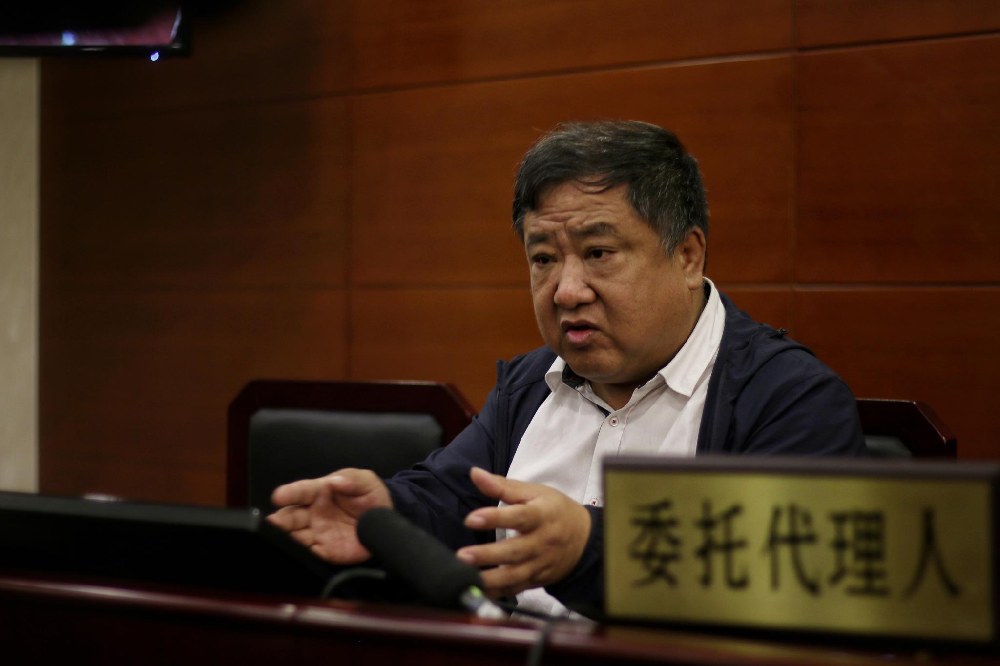 被告委托代理人庭上发言。实习生 陈婉婷 摄
