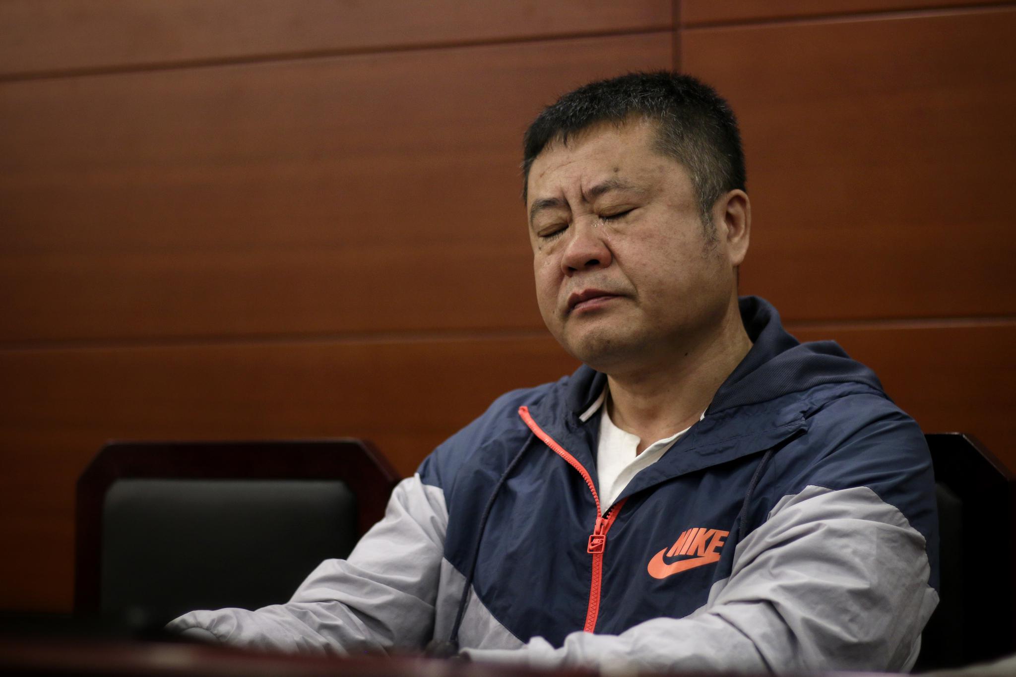 自杀女生父亲落泪。实习生 陈婉婷 摄