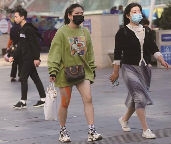 昨日,南京街头一些市民换上了短裙薄衣。