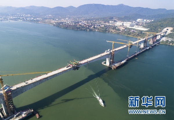 10月12日,崔家营汉江特大桥顺利合龙(无人机拍摄)。 新华社记者肖艺九摄