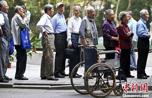 资料图:退休老人排队参加活动。 中新社记者 泱波 摄