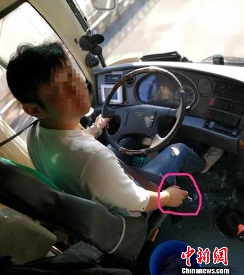 江苏一大巴司机抽烟被劝反怼乘客：是为了大家安全
