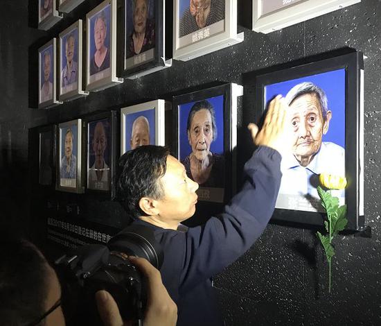 刚刚 南京大屠杀幸存者照片墙的灯又熄了两盏