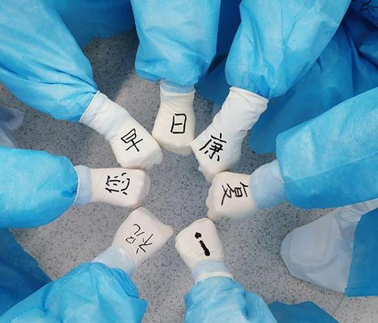 △医护人员们在手套上写下“祝您早日康复!”