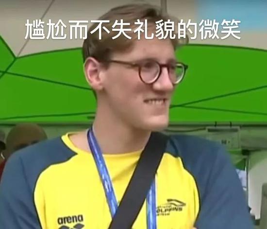 最后,他直接转过身躲在队友身后,用后脑壳回应了记者的镜头。