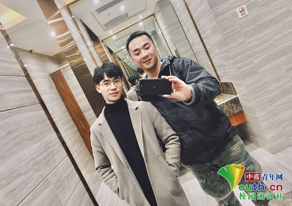 图为张成成与他朋友合影。本人供图