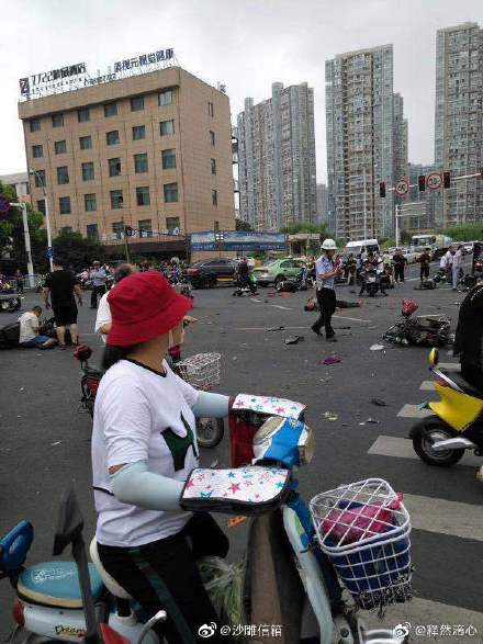 常州发生惨烈交通事故：一辆小车撞翻了半条路的电动车