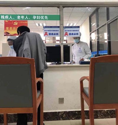 云南丽江,丽江市人民医院在血液检查处张贴“逢血必检”告示。受访者供图