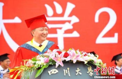 “吃鸡”“佛系”……这些大学校长的毕业致辞火了