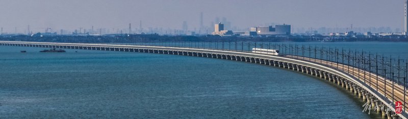 列车飞速行驶在元荡湖大桥上