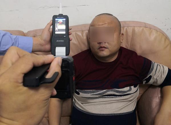 民警对涉事男子进行酒精检测。采访对象供图