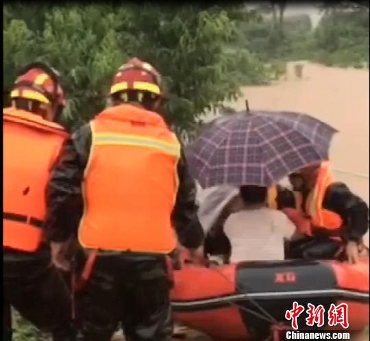 在山东潍坊,暴雨冲毁道路,一独居老人被困,消防紧急救援。