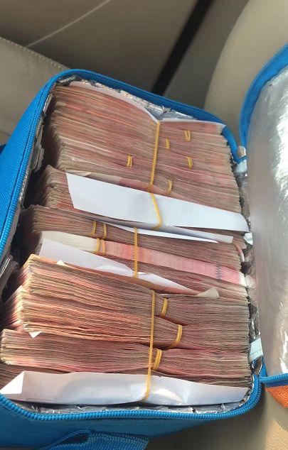 超跑司机车祸后甩出14万现金买下被撞车？警方通报