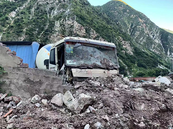 坍塌现场被砸坏的一辆搅拌车