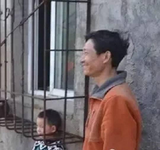 父亲看着淘气的儿子,突然笑了:“看你以后还乱钻不?”