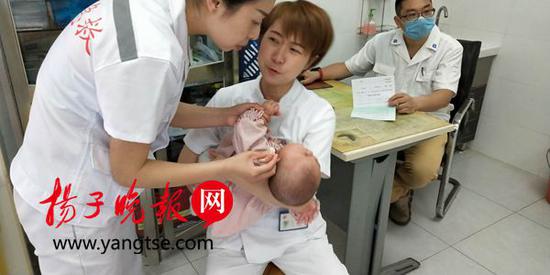 护士当起“临时妈妈”呵护宝宝