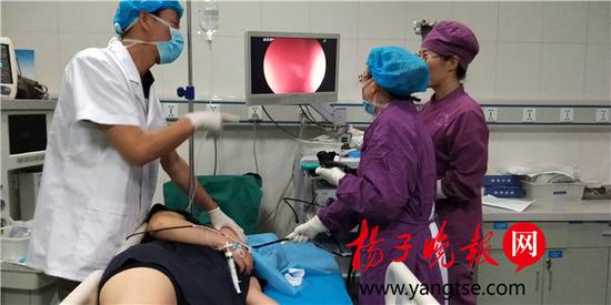 想催吐不锈钢筷却不慎滑进食道 多次模拟手术终取出