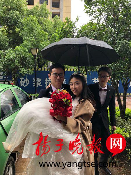 的哥儿子结婚：18台出租车组成义务婚车队伍