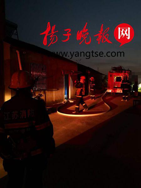 煤气罐橡胶管两三年不换 居民在家中做饭时突然着火