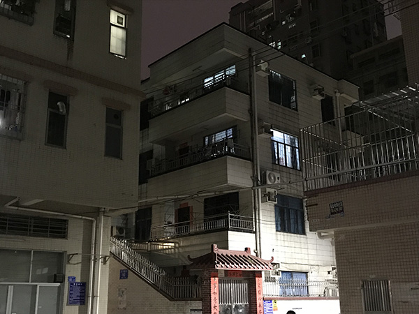 刘大华一家租住的四层小楼,二楼一片漆黑 澎湃新闻记者 沈文迪 图