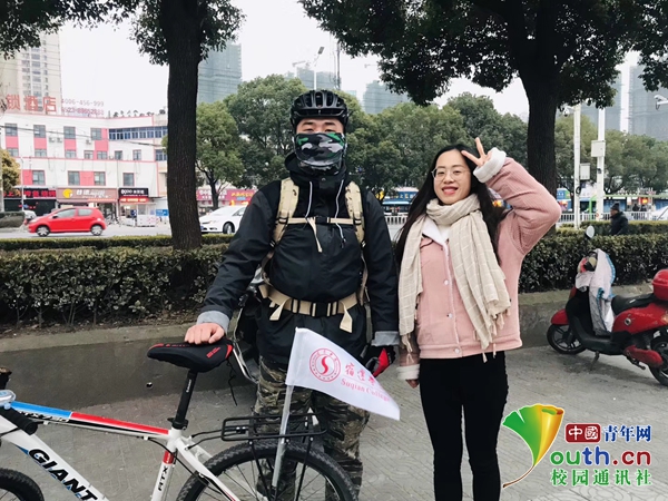 图为骑行中的张成成。本人供图