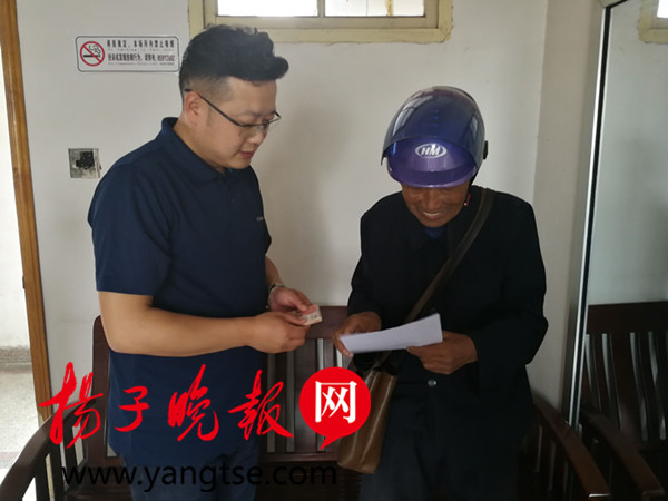 91岁老人家顶烈日骑三轮捐款：三年已捐1.4万元