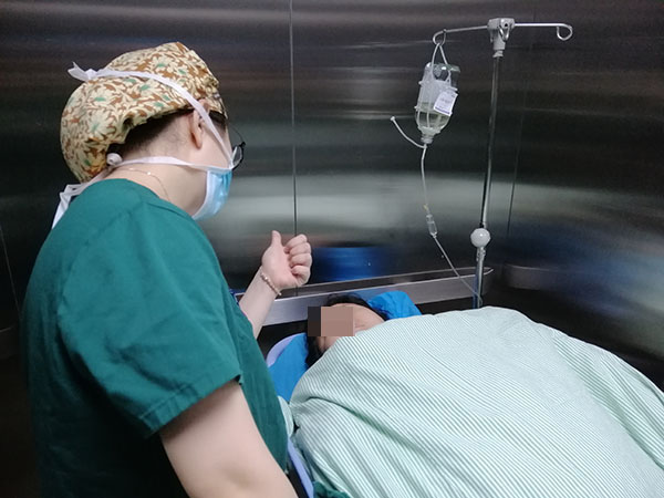 医生张阳用纸笔和聋哑患者进行术前交流。受访者提供