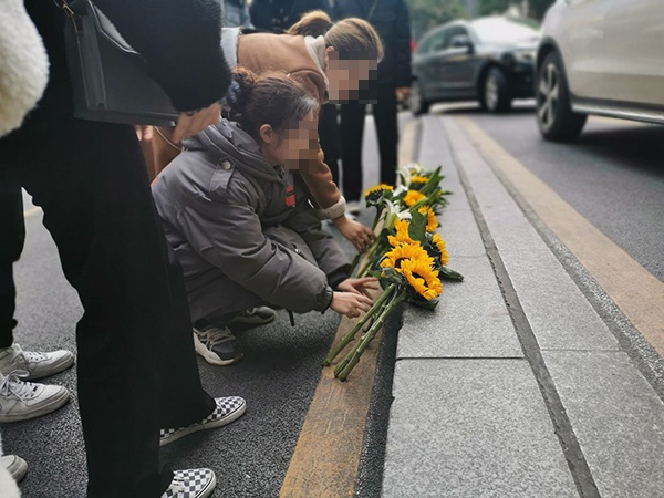 12月29日下午,小雨的朋友前往事发现场献花悼念。 本文图片除署名外,均为澎湃新闻记者 王鑫 图