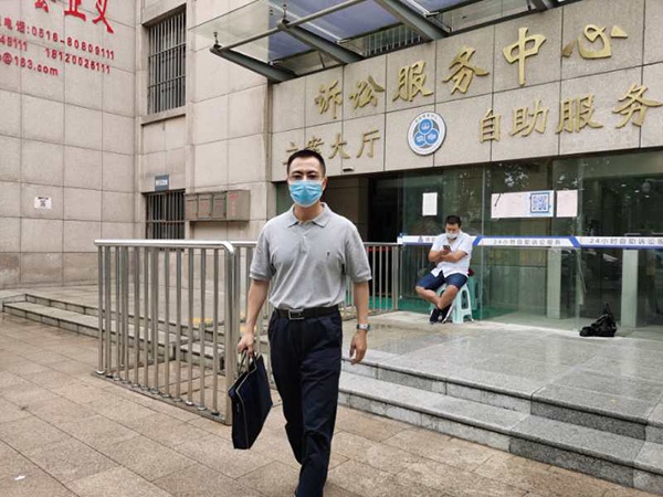 2020年6月18日接受徐州中院法官询问后，张斌走出法庭。