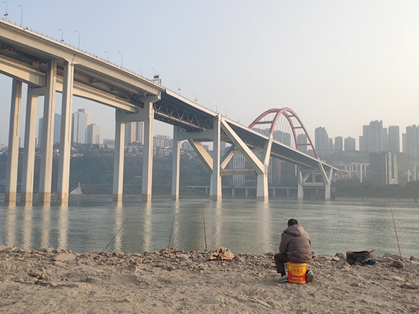 长江流域沿线垂钓爱好者群体庞大，如何规范其垂钓行为、保护鱼类资源是一个难题。人民视觉 资料图