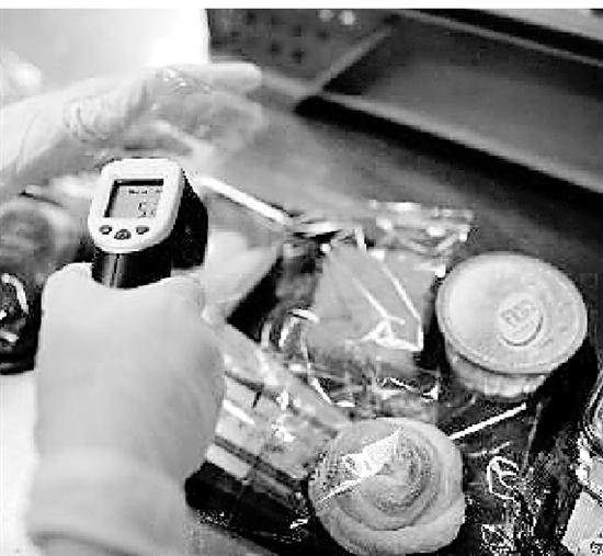 经济舱取消免费餐食引争议 一顿飞机餐到底多少成本