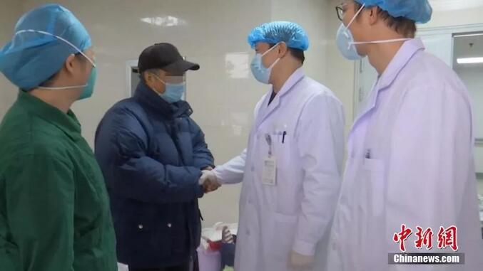 资料图：2月2日，武汉市金银潭医院37名确诊新型冠状病毒感染的肺炎患者出院，其中年龄最大者88岁。 中新社发 李洁 摄