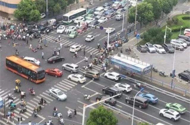 常州通报车祸致3死疑点：司机癫痫发作、穿拖鞋开车