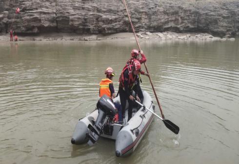 　　图为搜救落水人员。图片来源：宜川市人民政府网站。