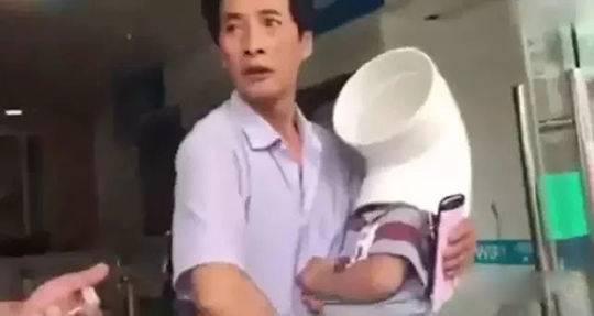 2016年6月7日下午,浙江温州一名5岁男童,头部被卡在一塑料排水管内。